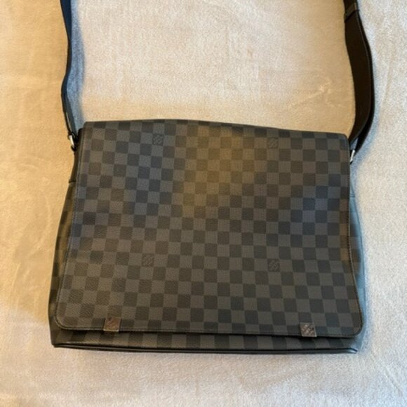 LOUIS VUITTON District PM Messenger Bag (pre owned, like new!)